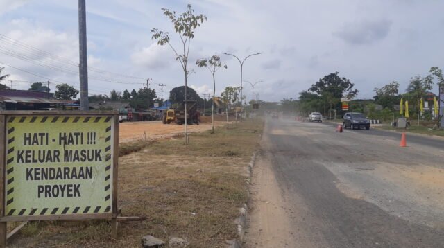 Proyek perbaikan jalan depan SPBU Km 9 Nipah-Nipah kembali dilanjutkan