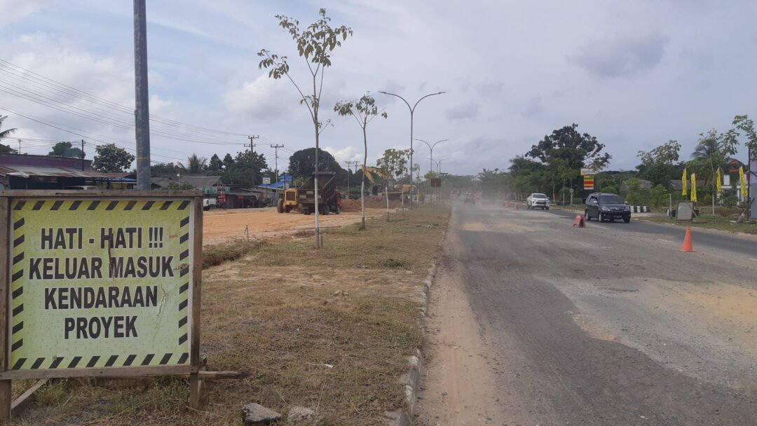 Proyek perbaikan jalan depan SPBU Km 9 Nipah-Nipah kembali dilanjutkan