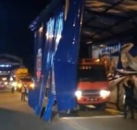 Tersangkut badan truk saat melintas, bilik disinfectan milik Pemkab PPU rusak berat.