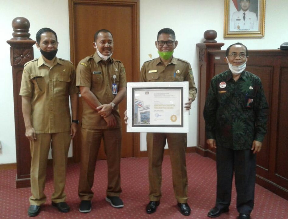 Plt Sekda PPU Muliadi didampingi Asisten I Sodikin dan Kepala BKPSDM Khairudin, terima penghargaan dari BKN