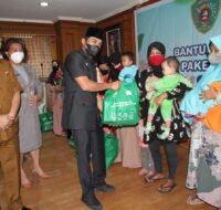 Bupati PPU Abdul Gafur Mas’ud (AGM) menyerahkan paket nutrisi bagi balita