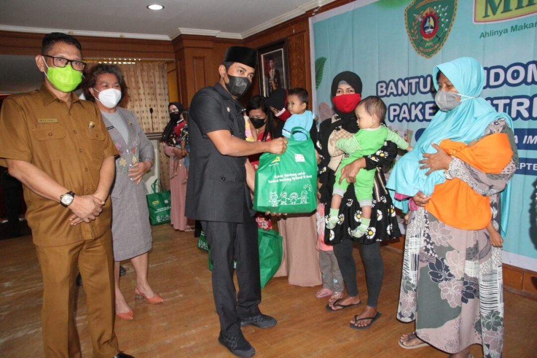 Bupati PPU Abdul Gafur Mas’ud (AGM) menyerahkan paket nutrisi bagi balita