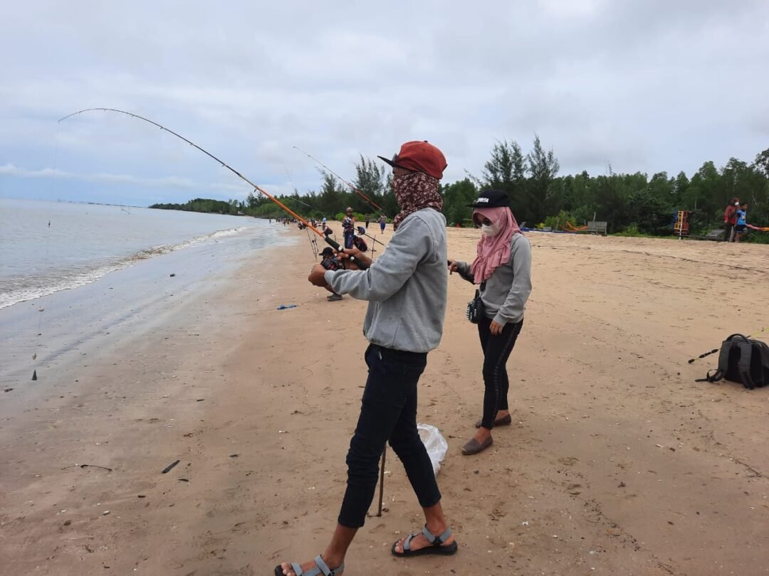 Lomba mancing dalam rangka peringatan HUT ke 74 RI di Pantai Nipah-Nipah Penajam