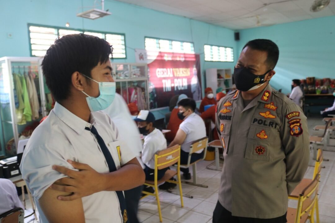 Kapolres PPU berbincang dengan salah satu siswa usai menjalani vaksinasi.