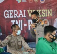 IMG-20210913-WA0025 Kapolres PPU AKBP Hendrik Hermawan tinjau kegiatan vaksinasi perdana bagi pelajar di SMPN 1 Penajam.