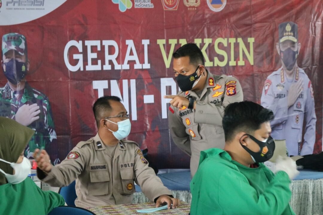 Kapolres PPU AKBP Hendrik Hermawan tinjau kegiatan vaksinasi perdana bagi pelajar di SMPN 1 Penajam.