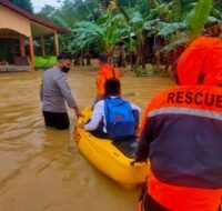 Proses evakuasi warga korban terdampak banjir Desa Api-Api.