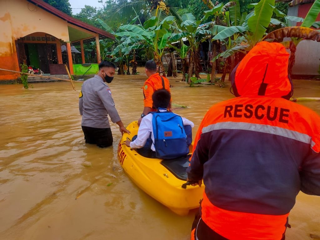 Proses evakuasi warga korban terdampak banjir Desa Api-Api.