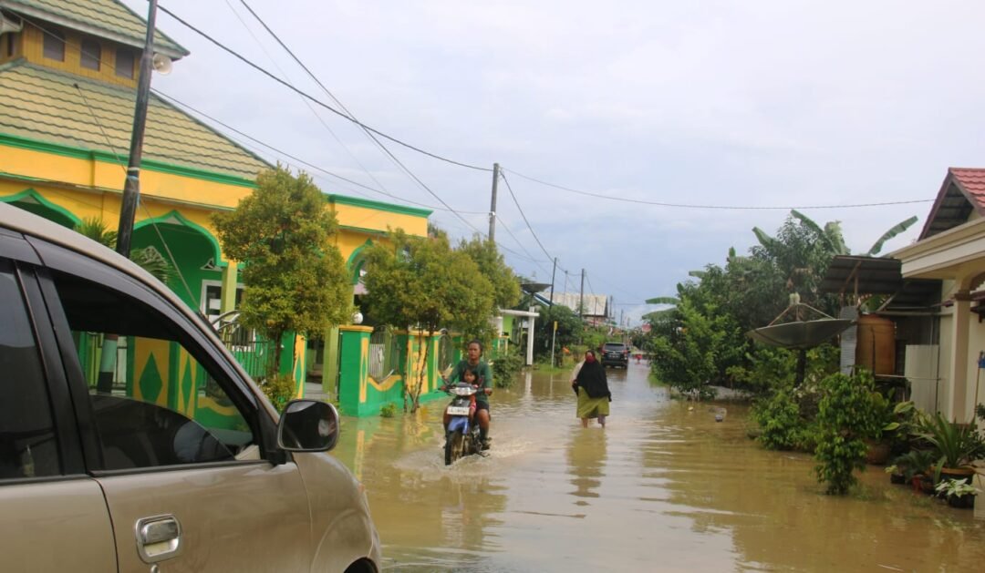 Banjir rob genangi permukiman warga Kelurahan Waru