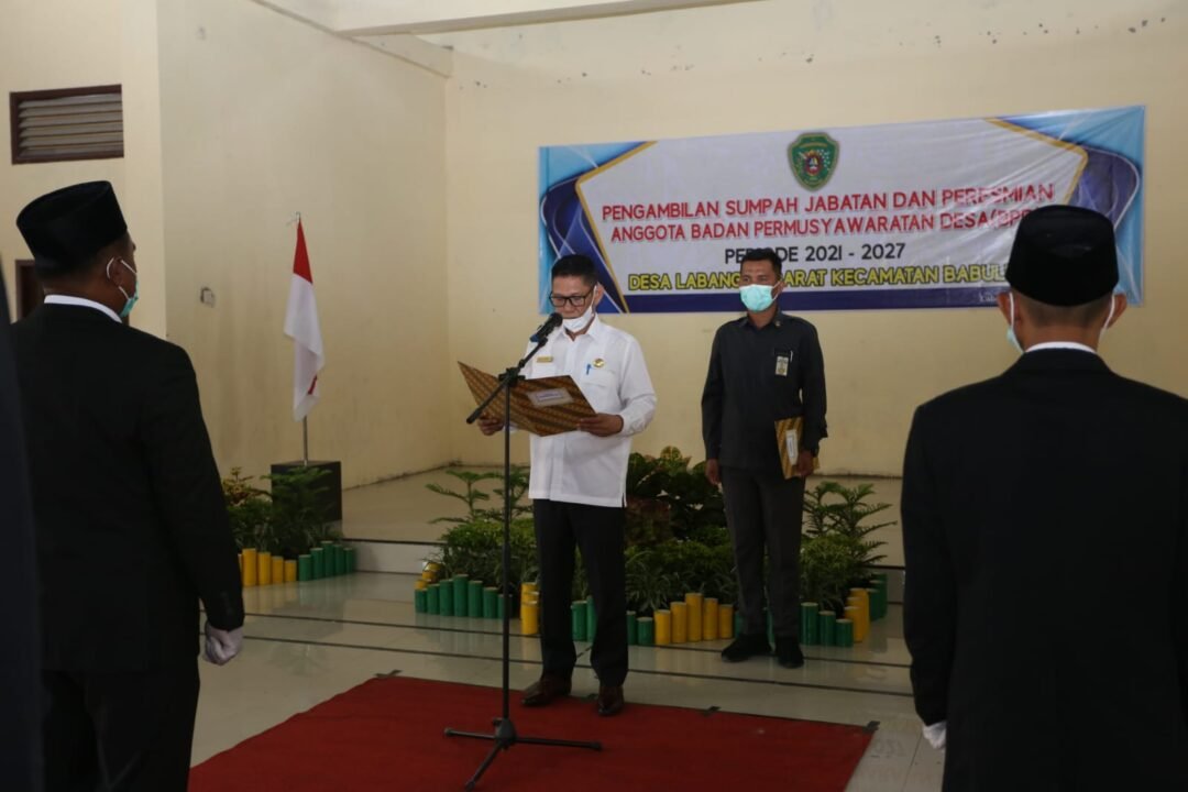 Proses pelantikan anggota BPD Desa Labangka Barat oleh Plt Sekda PPU Muliadi.