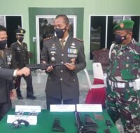20211005_194140 Dandim 0913 PPU, Letkol Inf Dharmawan Setyo Nugroho merilis senjata api yang diserahkan oleh seorang warga PPU