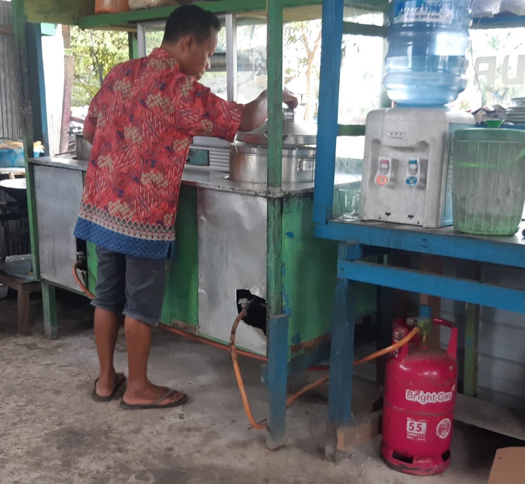 Feri, pedagang mie ayam mengaku terpaksa beralih ke bright gas lantaran kelangkaan elpiji melon.