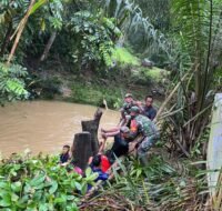 Proses evakuasi remaja yang meninggal terbawa arus di Desa Sukaraja. (BPBD)