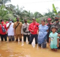 Wakil Bupati PPU Hamdam mengunjungi korban terdampak banjir di Desa Sumber Sari.