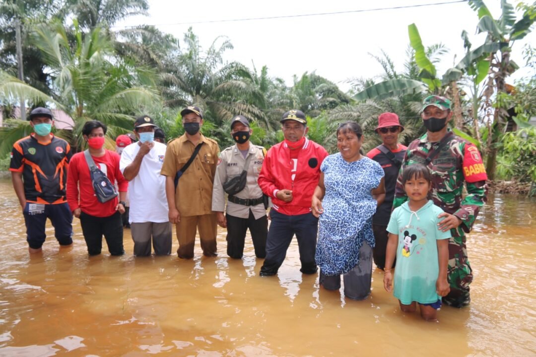 Wakil Bupati PPU Hamdam mengunjungi korban terdampak banjir di Desa Sumber Sari.