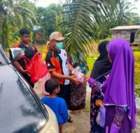 Personel BPBD PPU mengantarkan pengungsi banjir Babulu pulang ke rumah