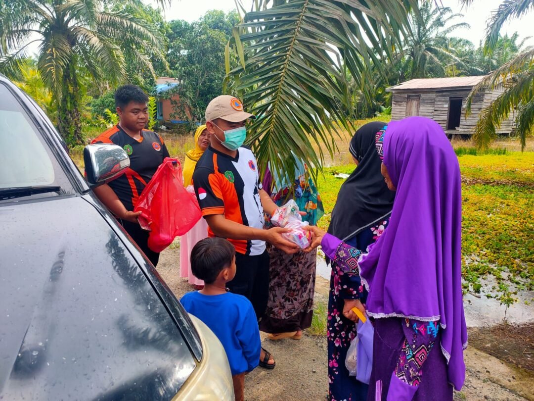 Personel BPBD PPU mengantarkan pengungsi banjir Babulu pulang ke rumah