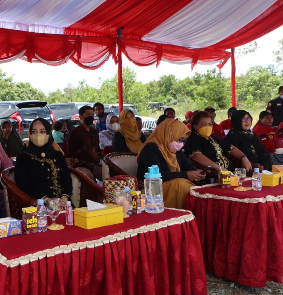 Sejumlah pejabat pemkab PPU hadiri Festival Adat Budaya Belian Paser Nondoi, seperti Plt Sekda Muliadi, Wakil Ketua DPRD, Hartono Basuki hingga Ketua PKK, Hj. Risna Rais