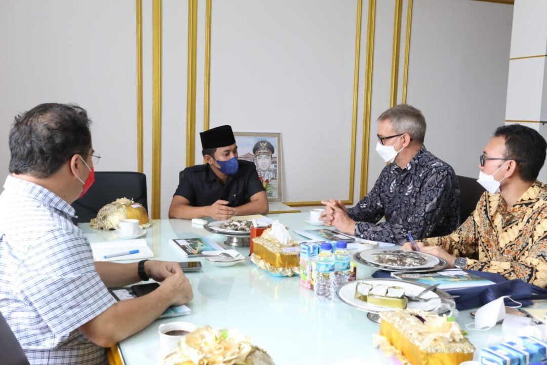 Bupati PPU, Abdul Gafur Mas’ud (AGM) berdialog dengan kunjungan Duta Besar Uni Eropa untuk Indonesia H.E. Vicent Piket, di kantor Setkab PPU, Rabu (27/10/21). (Hum)