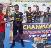 Kepala Disdikpora Kabupaten PPU Alimuddin menyerahkan piala bergilir pada tim juara Open Turnamen Sepak Takraw