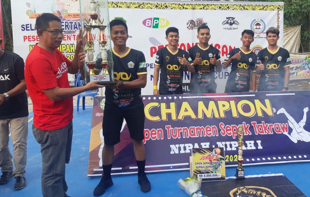 Kepala Disdikpora Kabupaten PPU Alimuddin menyerahkan piala bergilir pada tim juara Open Turnamen Sepak Takraw