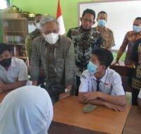 Dirjen PAUD Dikdasmen Kemendikbud Ristek, Jumeri saat memantau perkembangan sekolah penggerak di SMPN 1 Penajam, Selasa (23/11/21).