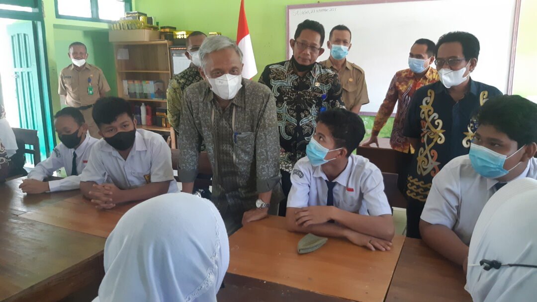 Dirjen PAUD Dikdasmen Kemendikbud Ristek, Jumeri saat memantau perkembangan sekolah penggerak di SMPN 1 Penajam, Selasa (23/11/21).