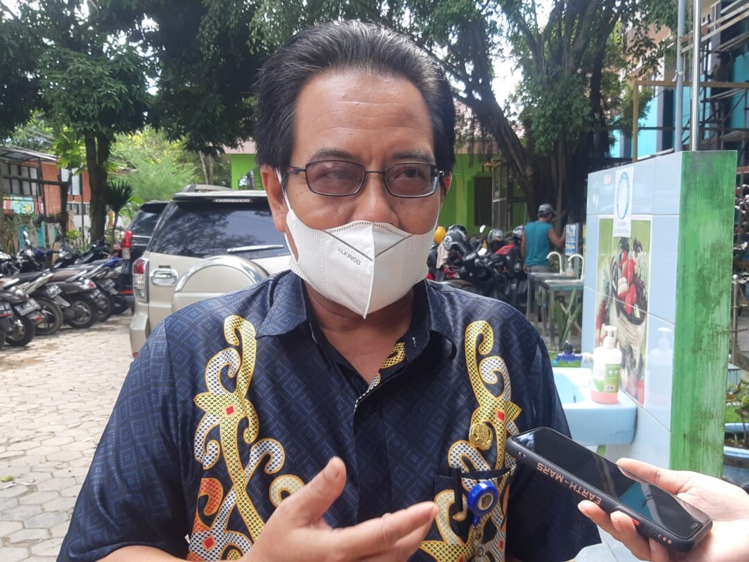 Kepala SMPN 1 Penajam Budi Lestarianto