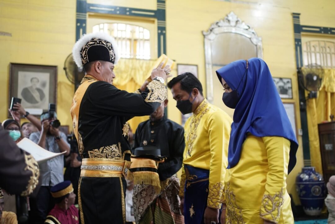 Bupati PPU Abdul Gafur Mas’ud (AGM) mendapatkan gelar Datuk Seri Amar Adhiwangsa Maharaja dari Kesultanan Pontianak