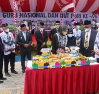 Prosesi pemotongan tumpeng oleh Ketua TP PKK Kabupaten PPU, Hj. Risna Rais Abdul Gafur usai upacara Hari Guru Nasional (HGN) (Hum)