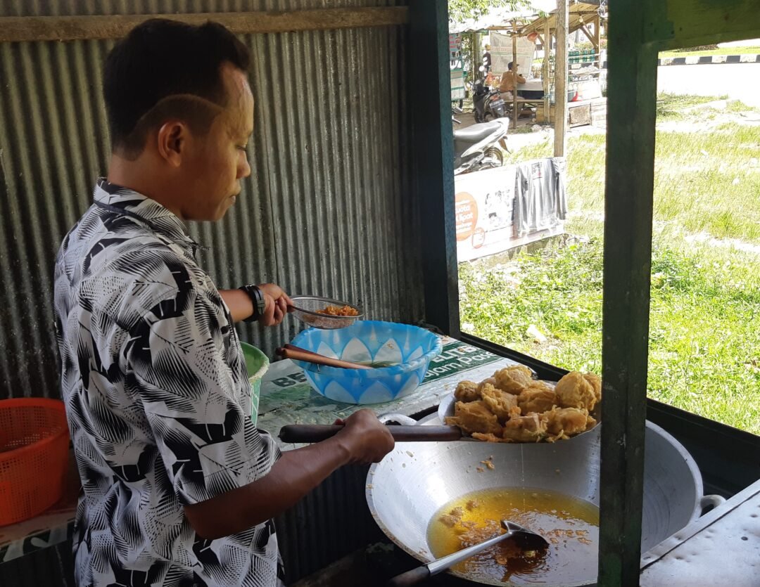 Feri mengaku mengalami penurunan omset ditengah naiknya harga cabai rawit