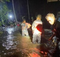 BPBD PPU lakukan evakuasi warga terdampak banjir rob dampak pasang surut air laut.