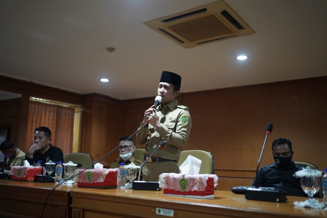 Bupati PPU Abdul Gafur Mas’ud (AGM) memberikan penjelasan saat berdialog dengan ratusan guru TK dan PAUD.