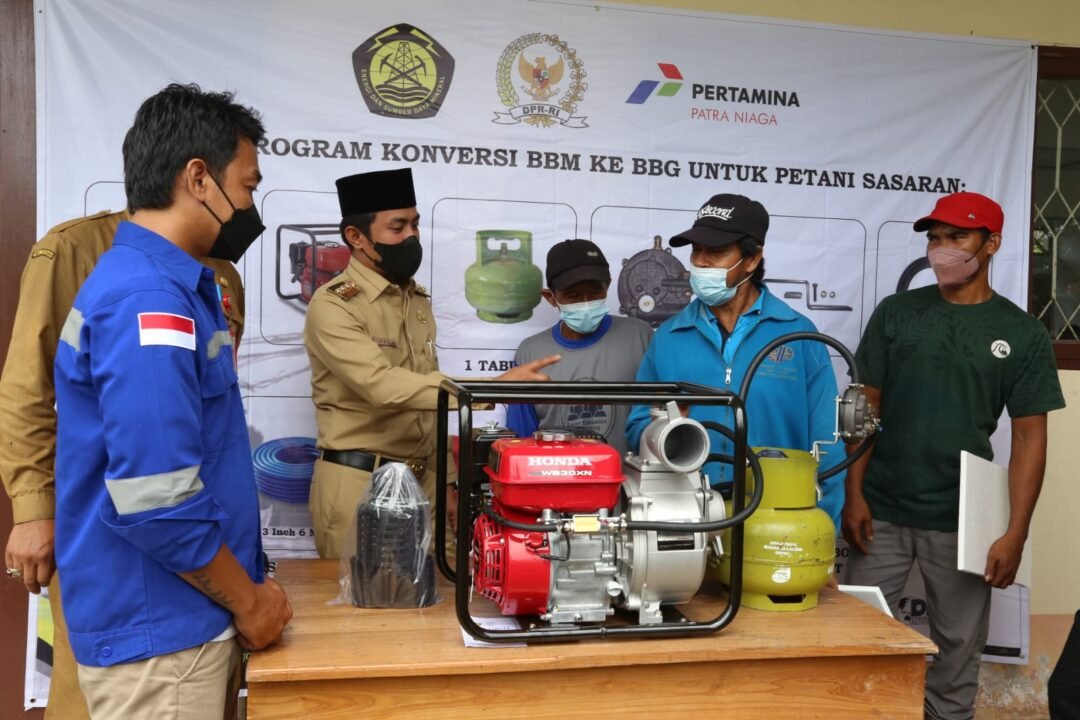 Bupati PPU Abdul Gafur Mas’ud (AGM) memberikan bantuan alat ke petani secara simbolis