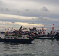 Puluhan perahu nelayan ikuti ritual adat sedekah laut di wilayah perairain Tanjung Kabupaten PPU