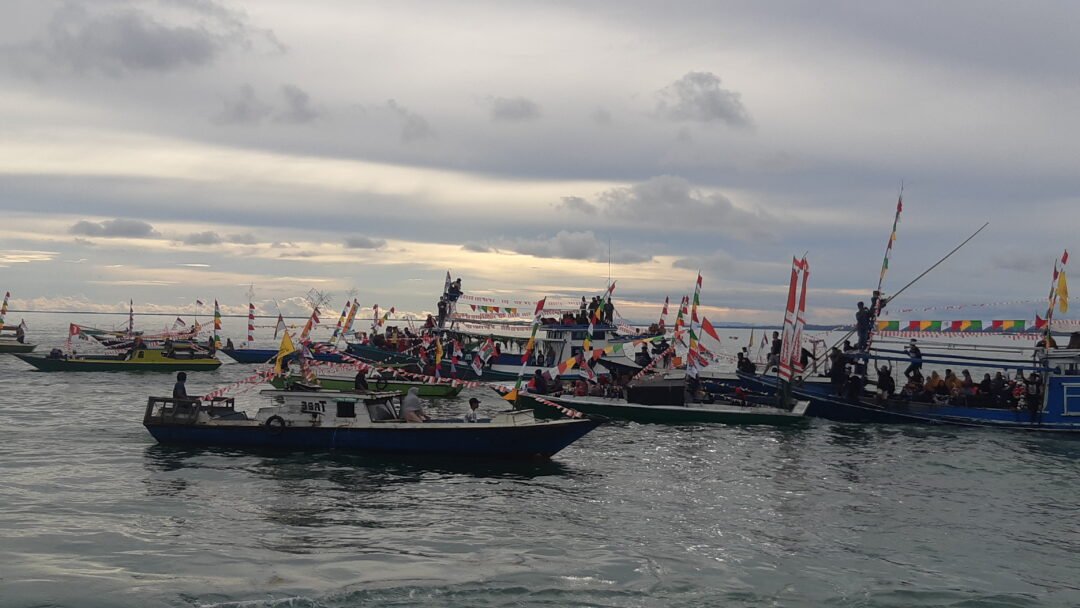 Puluhan perahu nelayan ikuti ritual adat sedekah laut di wilayah perairain Tanjung Kabupaten PPU