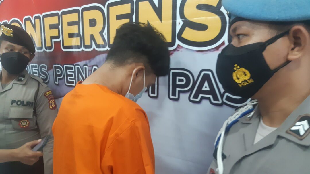 AH (22) mengaku menjual pil double L seharga Rp 5.000 per butir dan transaksi dengan sistem COD