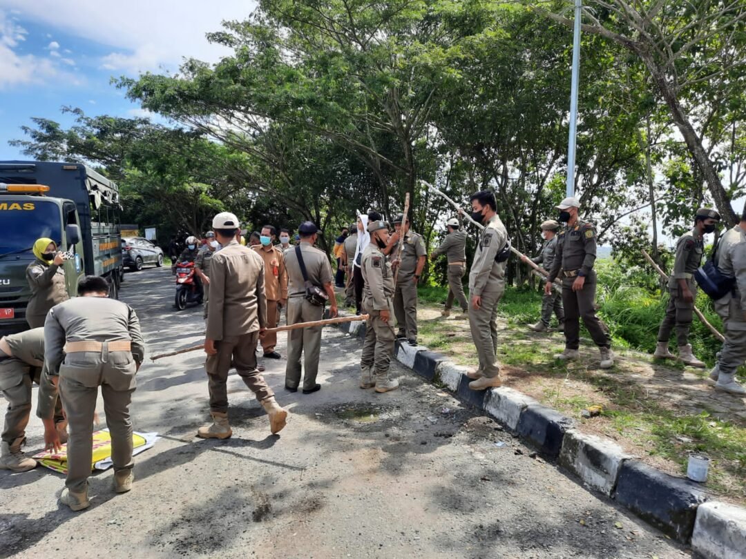 Satpol-PP Kabupaten PPU bongkar baliho bertuliskan klaim kepemilikan lahan oleh warga