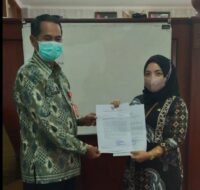 Asisten II Setkab PPU, Ahmad Usman menerima penyerahan SK penugasan Hamdam sebagai Plt Bupati dari Kabag OTDA Biro Kaltim, Endang Sugiatik, Kamis (20/1/22).