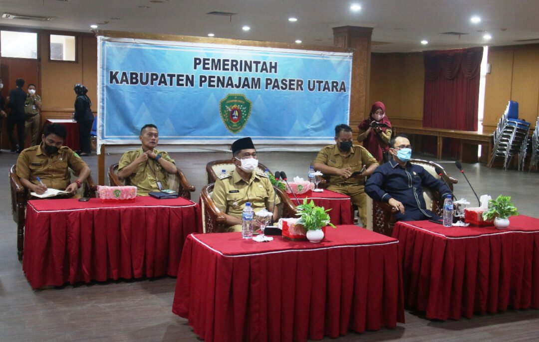 Plt Bupati PPU Hamdam ikuti raker dengan Kemendagri dan KPK melalui video conference. (Hum)