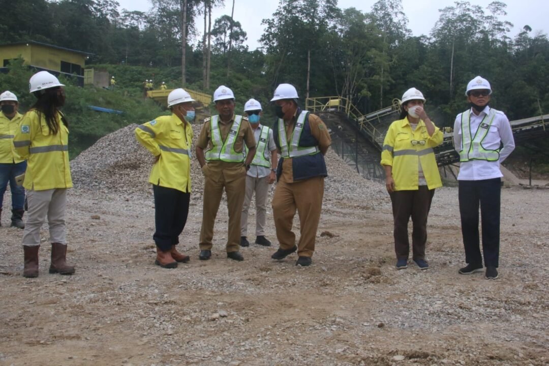 Pelaksana tugas (Plt) Bupati PPU, Hamdam saat melakukan survey ke lokasi pengelolaan batu gunung milik PT. Arsari Batu Karya