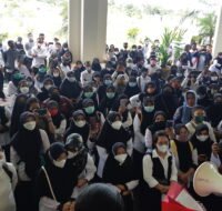 Aksi unjuk rasa guru honorer di kantor DPRD PPU, Kamis (3/2/22)
