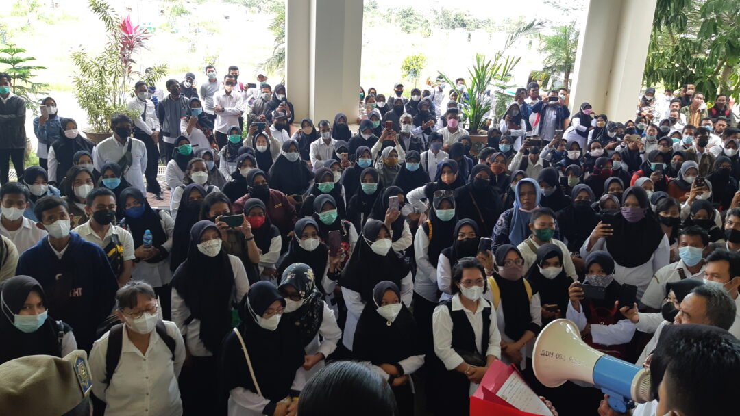 Aksi unjuk rasa guru honorer di kantor DPRD PPU, Kamis (3/2/22)
