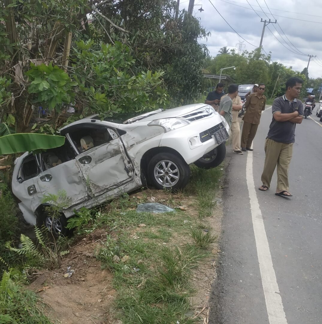 Sopir Diduga Ngantuk, Dump Truk Angkutan Semen Gepak Avanza, Lalu ...