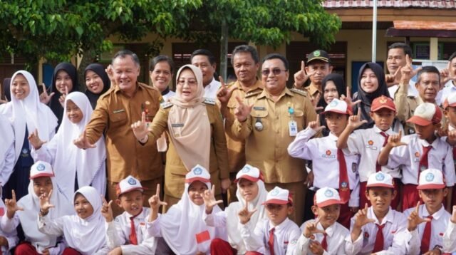 pemkab-berau-anggarkan-rp16-miliar-untuk-seragam-sekolah-gratis