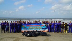 Ditpolairud Polda Kaltim Peduli Lingkungan, Gelar Aksi Bersih Pantai Wujudkan Pesisir Asri
