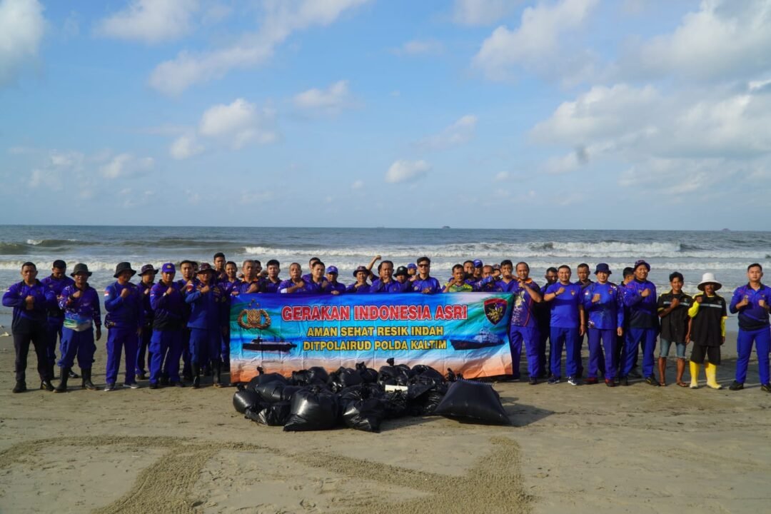 Ditpolairud Polda Kaltim Peduli Lingkungan, Gelar Aksi Bersih Pantai Wujudkan Pesisir Asri