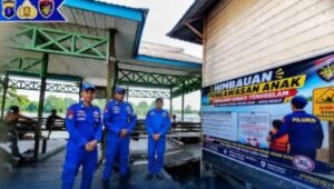 Cegah Kecelakaan Sungai, Ditpolairud Polda Kaltim Turun Langsung Edukasi Warga dan Anak-anak di Muara Pahu Cegah Kecelakaan Sungai, Ditpolairud Polda Kaltim Turun Langsung Edukasi Warga dan Anak-anak di Muara Pahu