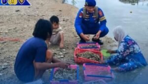 Ditpolairud Polda Kaltim Edukasi Warga Pesisir Balikpapan, Waspada Gelombang Tinggi & Utamakan Keselamatan!