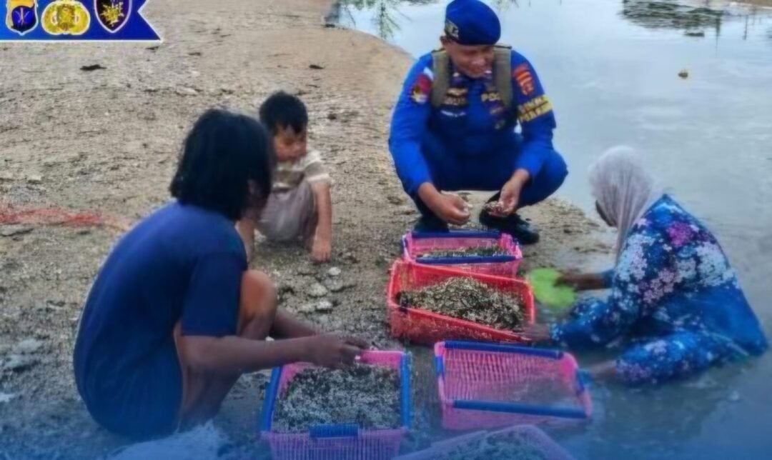 Ditpolairud Polda Kaltim Edukasi Warga Pesisir Balikpapan, Waspada Gelombang Tinggi & Utamakan Keselamatan!